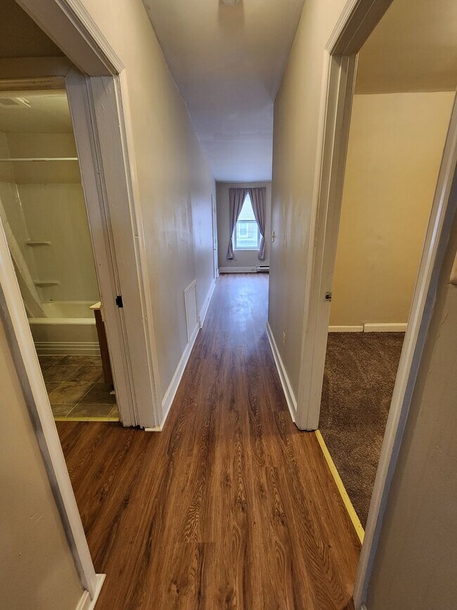 Building Photo - 10 N Main St