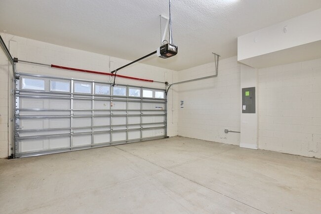 Building Photo - Luxurious 3/3.5 Spacious Townhome with a B...
