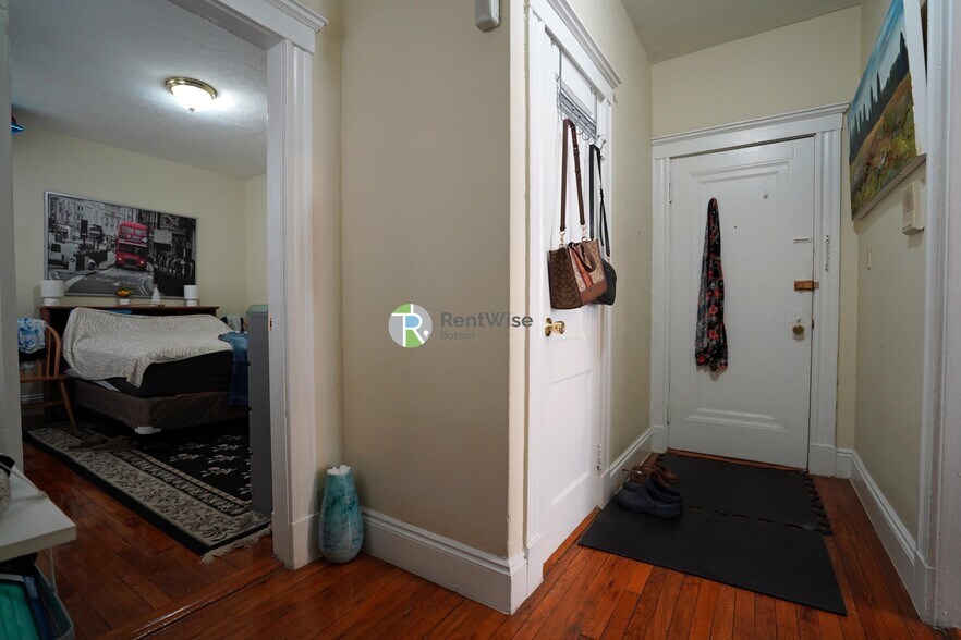 Building Photo - 228 Kelton St
