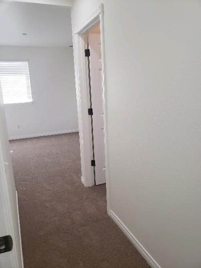 Building Photo - Down Town Tacoma Condo/Town House! Gas Lam...