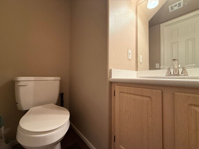 Building Photo - Beautiful 3-bedroom townhome in a desirable gated Green Valley community!