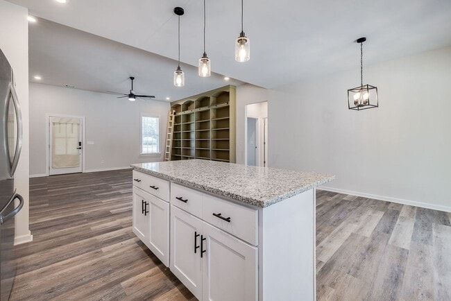 Building Photo - Like-New 4BR, 2.5BA Home with Privacy Fenc...