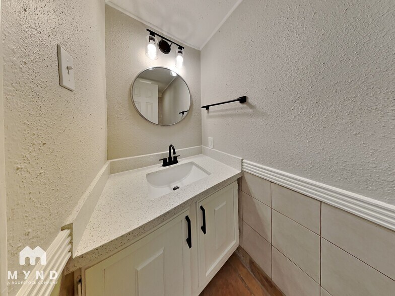 Building Photo - 2052 Lakeside Dr