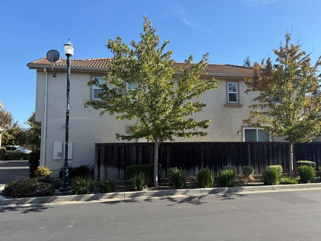 Building Photo - MODERN NEWER 3 BEDROOM 2 STORY FAIRFIELD *...