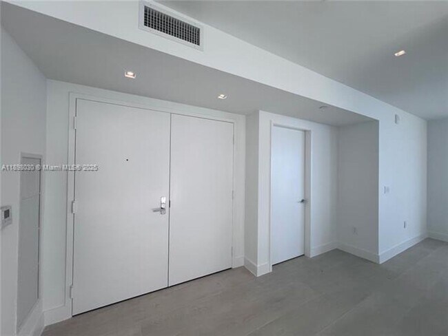 Building Photo - 700 NE 24th St