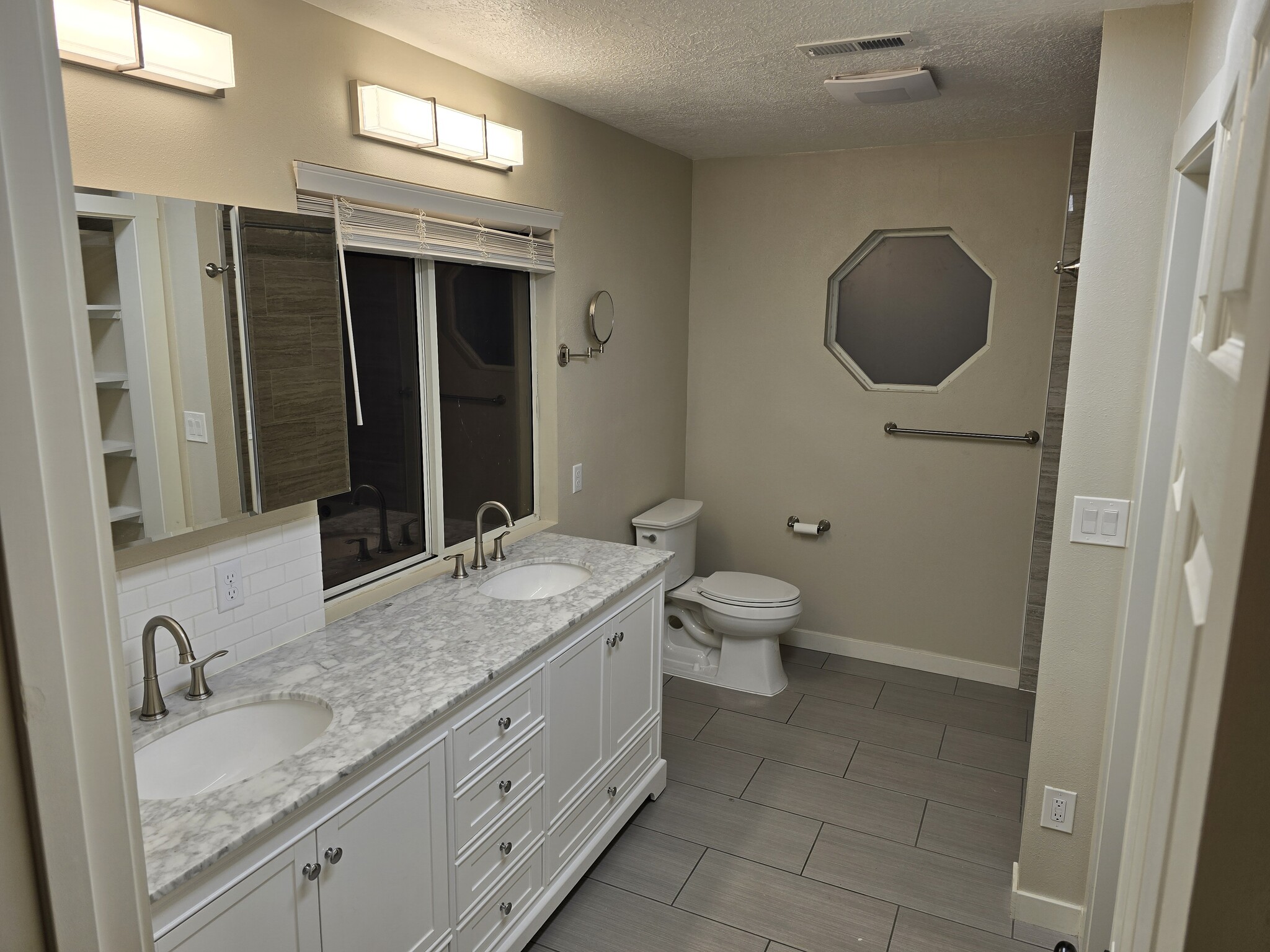 Master Bath - 389 N Donlee Dr