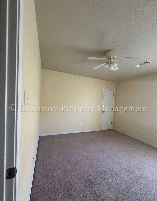 Building Photo - 208 Janelle Dr