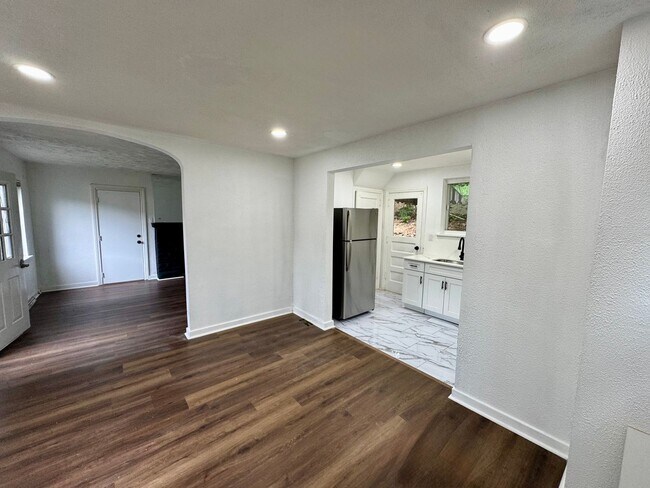 Building Photo - Adorable 2 Bed 1 Bath Home in Brookline W/dedicated office/library space!