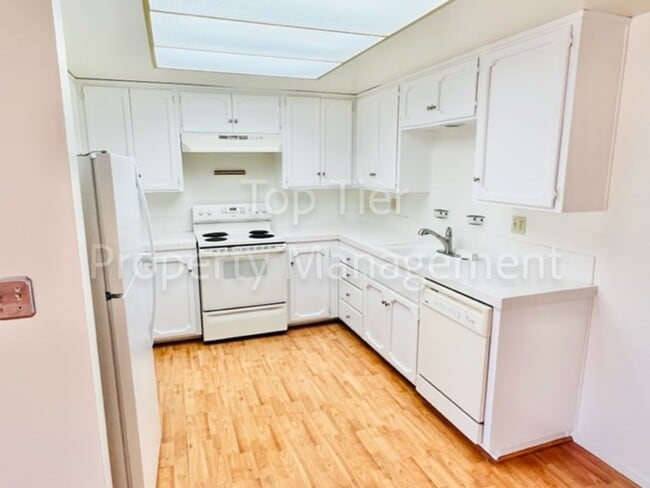 Building Photo - Very nice 2 Bd/2 Ba, 1180sf end-unit Condominium unit in University Heights available NOW for lease!