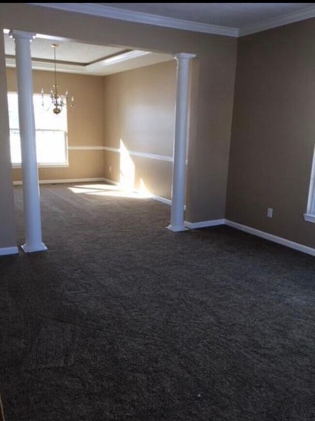 Building Photo - 5573 Woodmansee Way