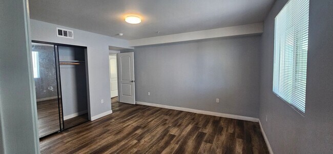 Building Photo - 211 W 43rd St