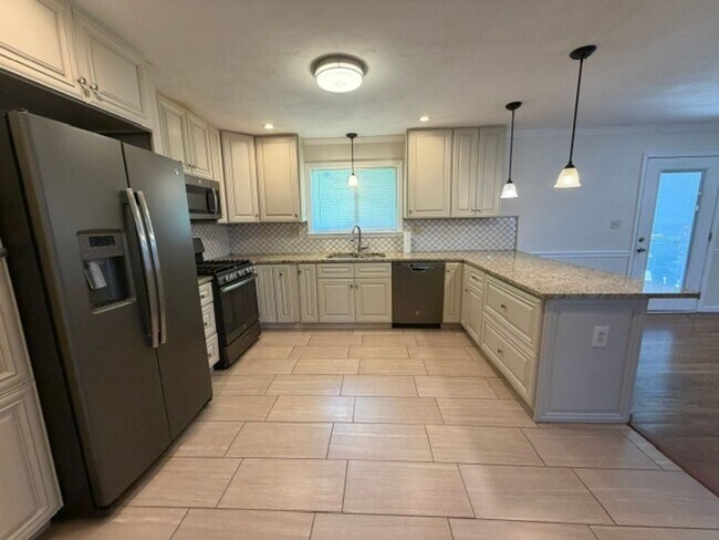 Building Photo - Beautiful 3 Bedroom 2 Bath with fenced in backyard