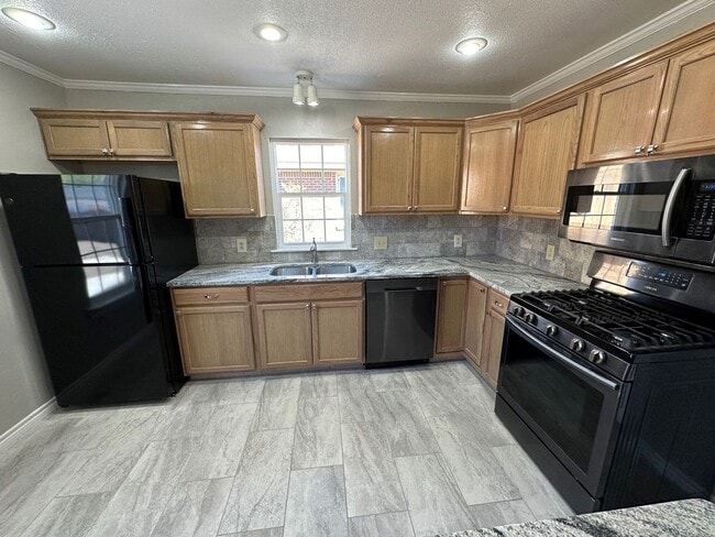 Building Photo - 2010 S Milam St