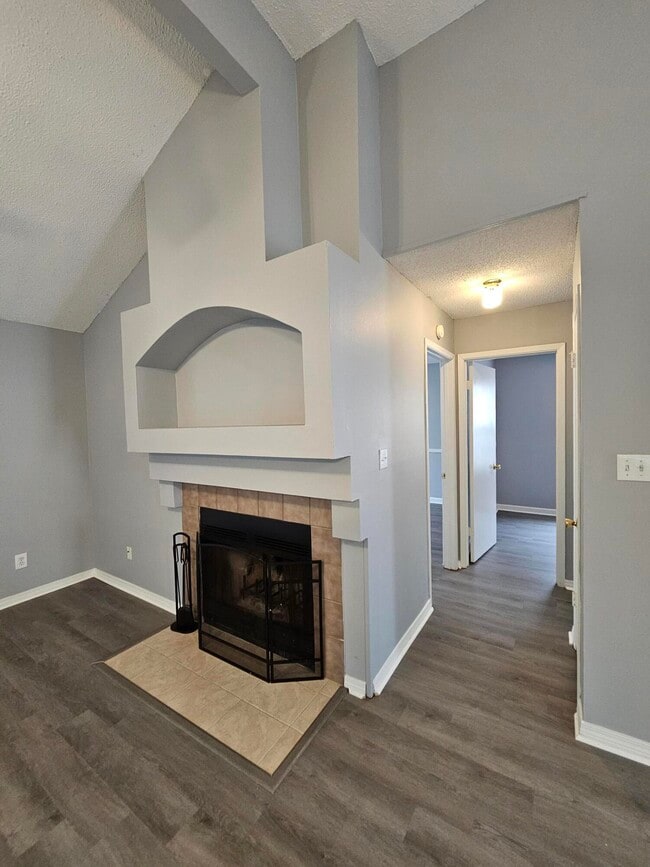 Building Photo - 3026 Yorktown Cir