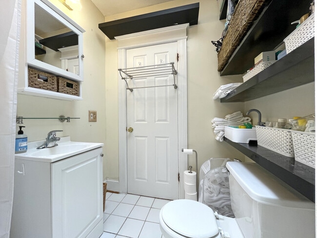 Building Photo - 1718 D St SE