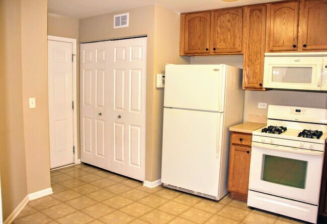 Building Photo - Beautiful Townhome for rent in Lakemoor!