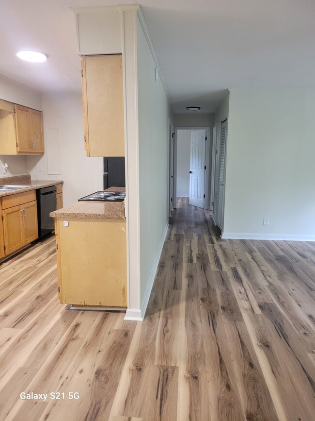 Building Photo - 214 Lakeshire Dr