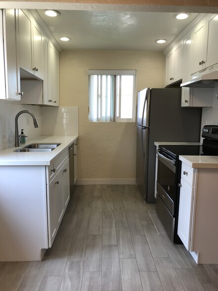 Kitchen - 2201 Vanderbilt Ln