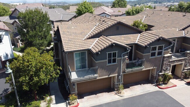 Building Photo - Beautiful 4 Bedroom, 2 1/2 Bathroom Townho...