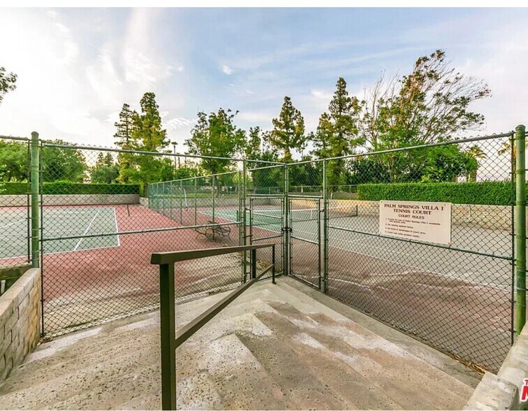 Building Photo - 550 N Villa Ct