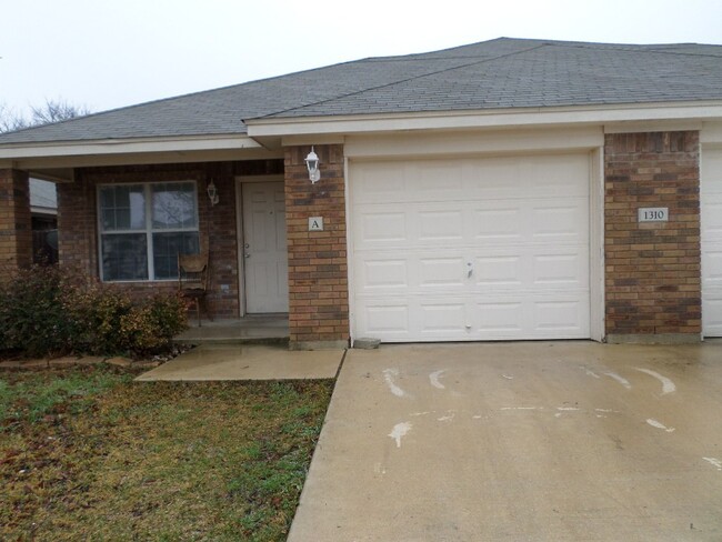 Building Photo - 1310 Chips Dr