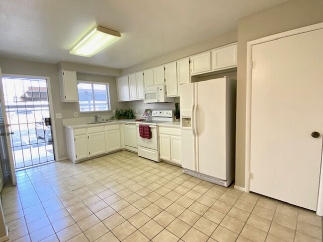 Building Photo - Great Chinatown Location. Move In Ready- t...
