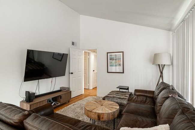 Building Photo - 250 Little St