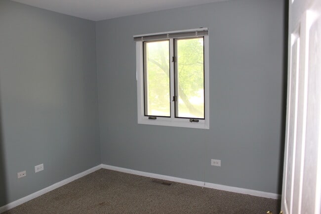 Building Photo - 10 Crestview Dr