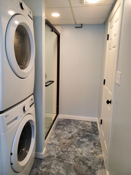 Bathroom / Laundry - 14 Rocket St