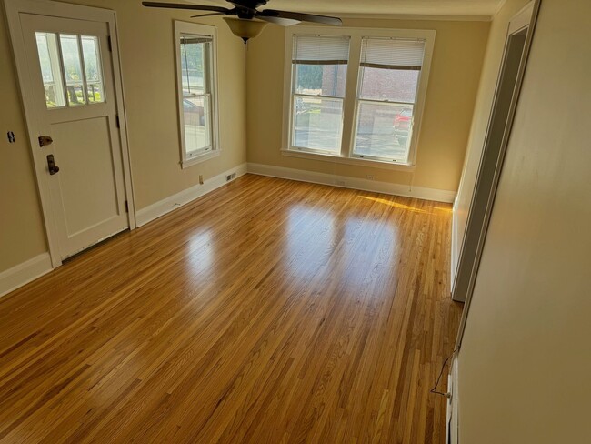 Building Photo - Wayzata Home walking distance to Lake.