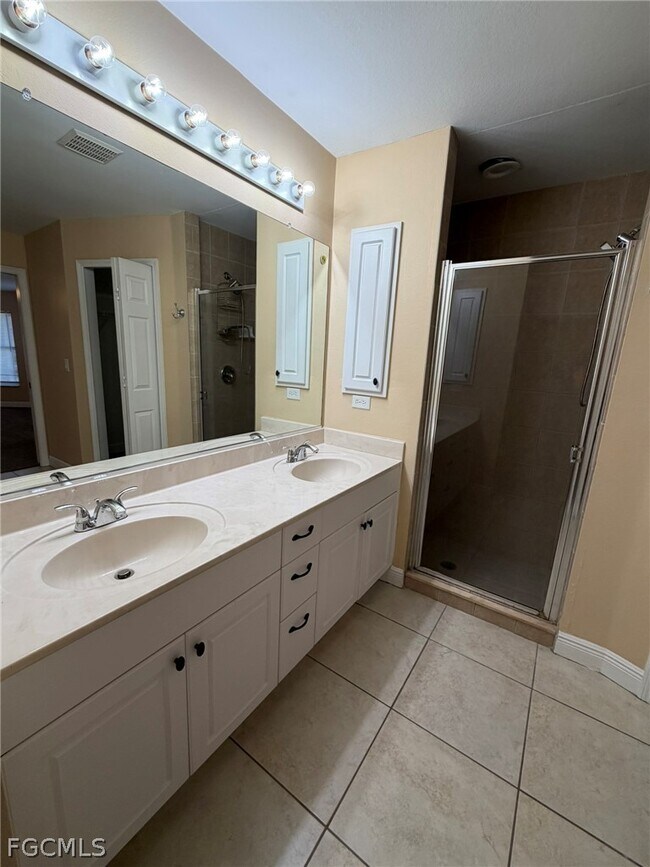 Building Photo - 2553 NW 21st Ave