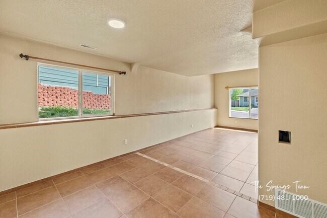 Building Photo - Spacious & Unique 3BD/2BA Townhome w/ Gara...