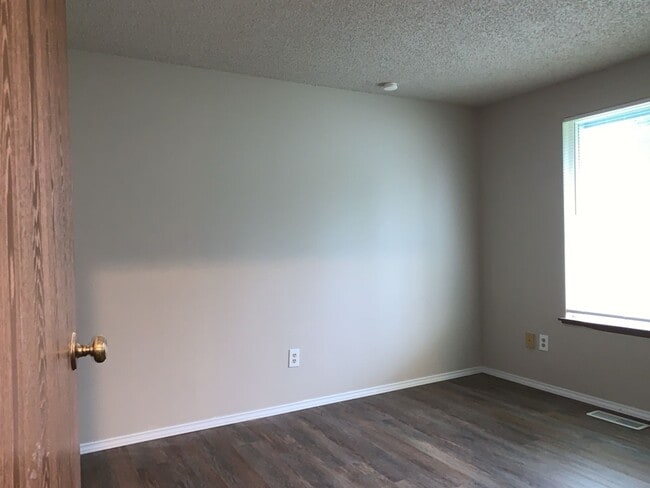 Building Photo - Beautiful 3Bd/1.5 Ba Federal Way Home.