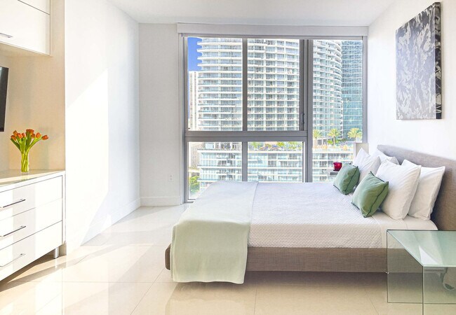 Building Photo - 485 Brickell Ave
