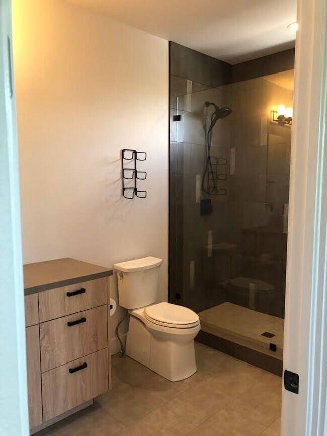 Building Photo - Beautiful 3 Bed, 4 Bath Home, Stunning Views from Rooftop Deck, D-12, close to DT and Military