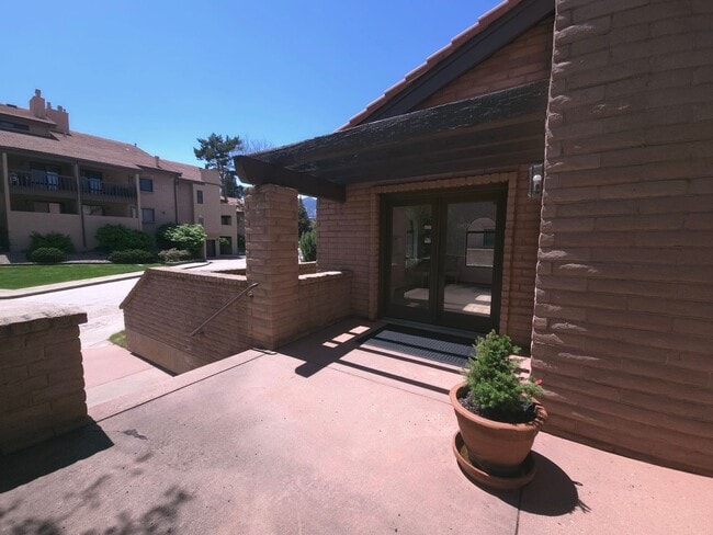 Building Photo - Secured Building with covered parking!