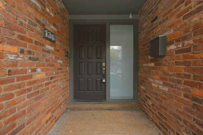 Building Photo - **PERFECTLY SITUATED TOWNHOME IN GREEN HIL...