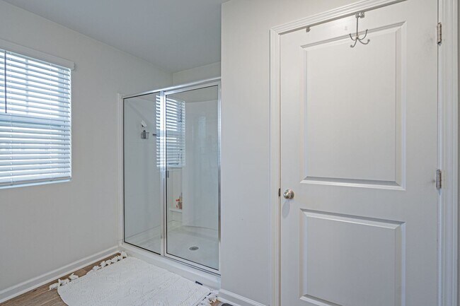 Building Photo - Spacious 4 bed, 2.5 bath Home with Neighbo...