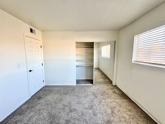 Building Photo - Central, Spacious 2-Bed Condo with Great A...