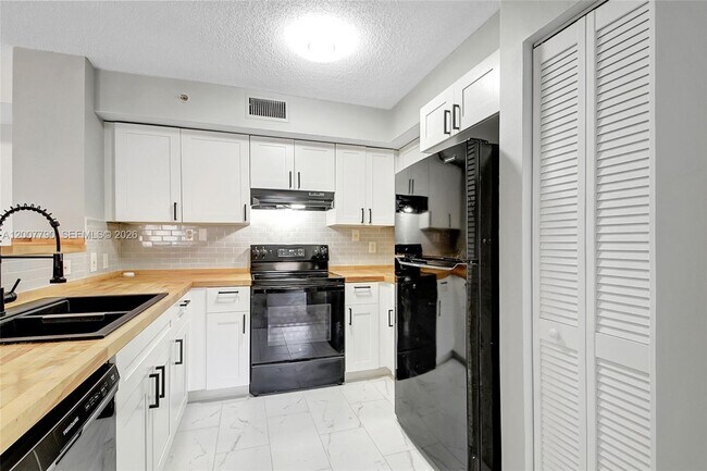 Building Photo - 7808 Sonoma Springs Cir