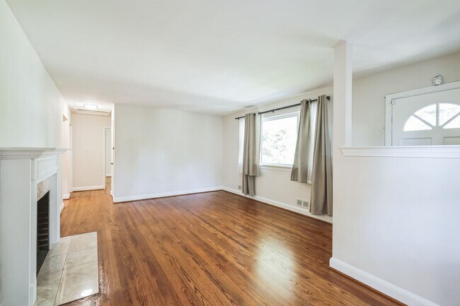 Building Photo - Beautifully Maintained 4BR/2BA Home in Sil...