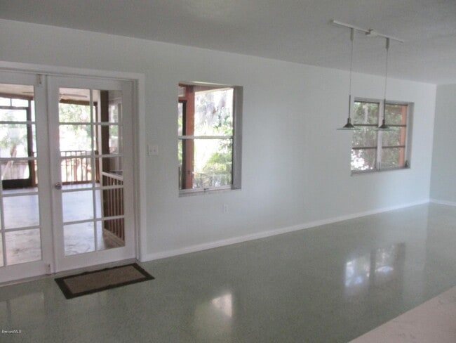 Building Photo - 204 River Heights Dr