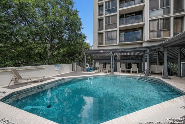 Building Photo - AMAZING STUDIO APARTMENT Near Medical Center w/ COMMUNITY POOL!