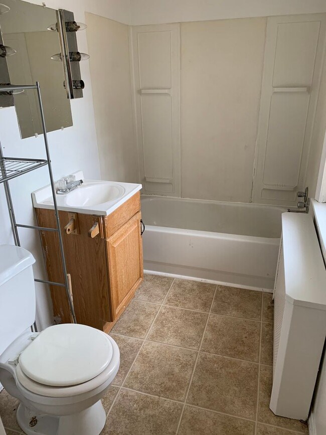 Building Photo - 935 S Queen St