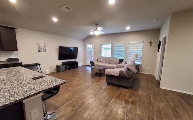 Building Photo - 22619 Castello Lakes Dr