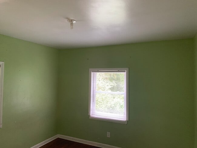 Building Photo - Move-in ready 1 Story Duplex located in th...