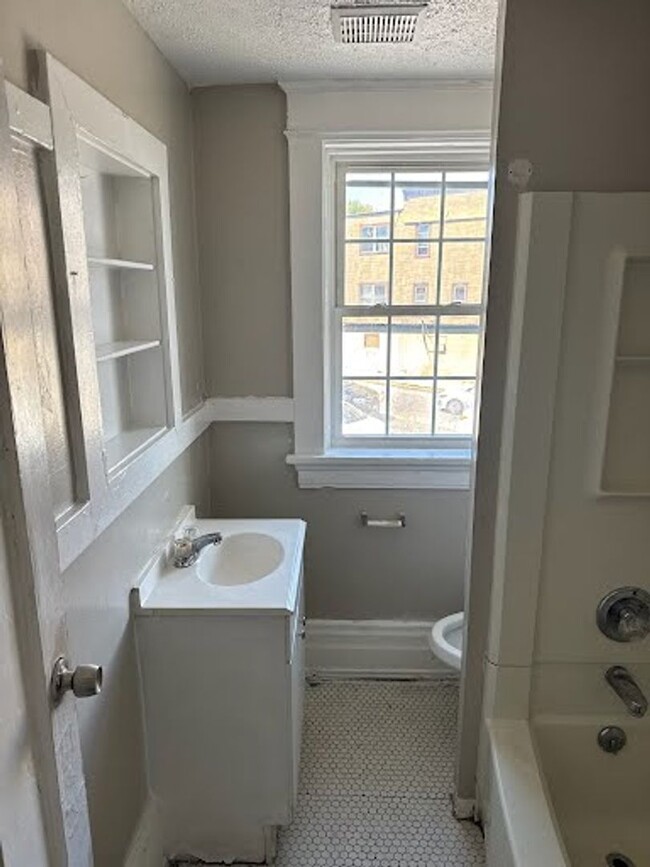 Building Photo - Ready to move in 2 bedroom apartment