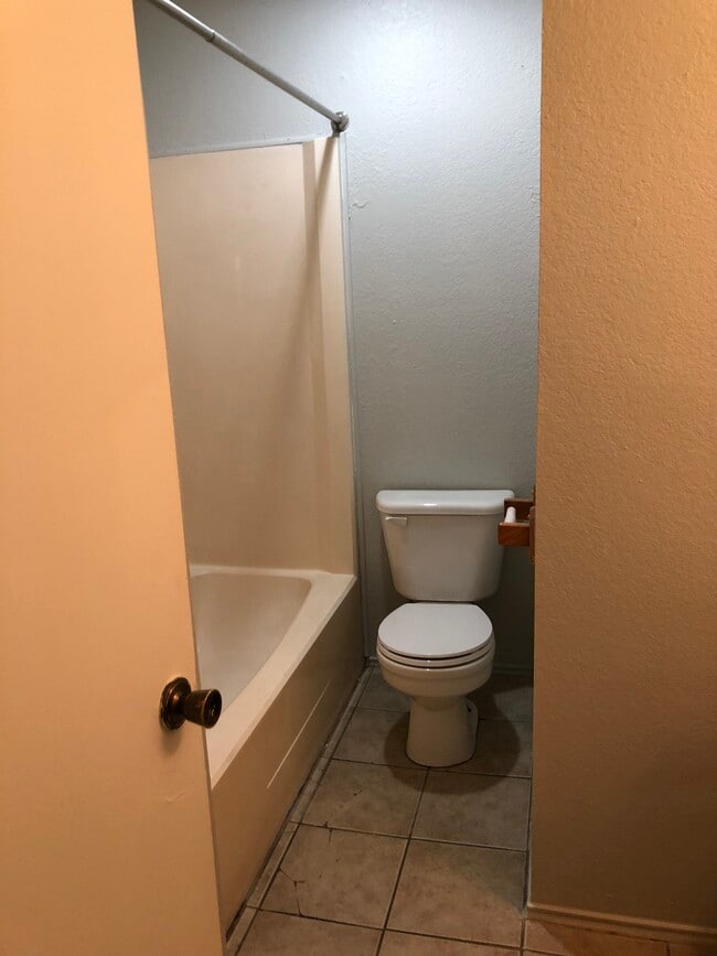 Building Photo - 909 NW Summercrest Blvd