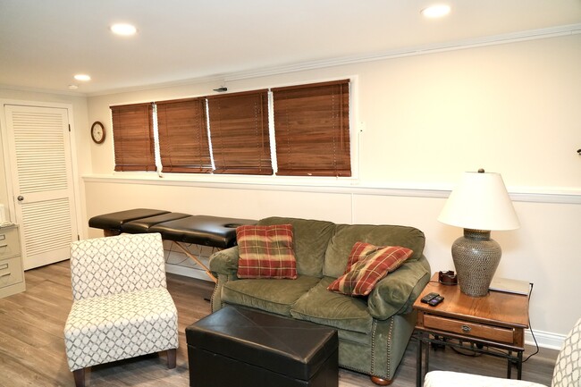 Building Photo - 211 Sandalwood Dr