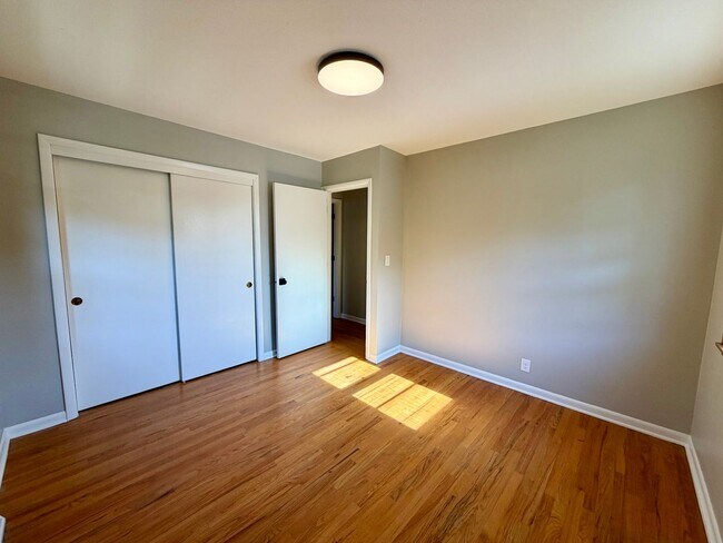 Building Photo - Duff Duplex 1709-1711